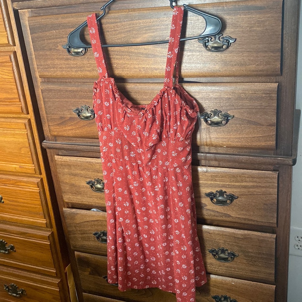 Cute summery dress with white daisies. Size XL.